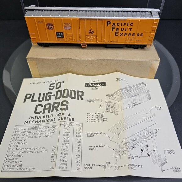 Athearn Train HO Gauge Pacific Fruit Express 50 ft Braced Reefer 1636 P.F.E. - Picture 2 of 15